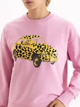 Buzo de algodón color rosa, con cuello tipo polo y estampa frontal de un auto escarabajo con diseño de leopardo.