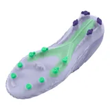 Championes de fútbol Under Armour Clone Magnetico Elite 3.0, color gris claro con detalles en verde brillante y violeta. Presentan tecnología UA Clone en la parte superior para un ajuste personalizado, impresión 3D para mayor control del balón, talón moldeado y suela ligera con tacos optimizados para tracción.