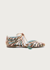 Ballerinas planas Defloresyfloreros modelo Gladiolo, confeccionadas con exterior de cuero con estampado animal print tipo cebra en tonos marrón y blanco, combinado con paneles de rejilla. Cuentan con cordones frontales finos con borlas decorativas verdes y suela de cuero con tacón de 1,5 cm.