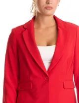 Blazer sastrero entallado color beige, con cuello de solapa, cierre frontal con un botón a tono y hombreras estructuradas. Presenta bolsillos laterales con solapa y forro interno.