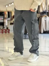 Pantalón cargo de jean azul claro, con corte oversize y múltiples bolsillos laterales en las piernas.