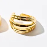 Aro trepador color dorado con diseño de tres líneas paralelas.