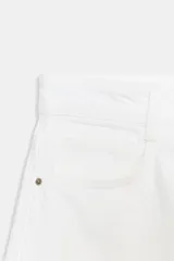 Shorts de jean color marrón oscuro, de tiro medio y corte mom fit. Con cinco bolsillos, cierre frontal con cremallera y botón.