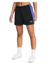 Short deportivo Under Armour de la colección Challenger, diseñado para fútbol. Presenta un cuerpo principal en color negro con paneles laterales de malla en color violeta y el logo de la marca estampado en el frente. Cuenta con cintura elástica con cordón interno.