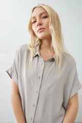 Vestido camisero color beige con detalle de teñido tie dye en blanco y negro en el ruedo.