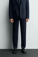 Pantalón de vestir de corte slim fit, confeccionado en tejido con viscosa. Presenta bolsillos frontales, bolsillos traseros de doble vivo con botón y cierre frontal con cremallera y botón.