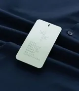 Camisa de vestir marrón oscuro, corte slim, de manga larga y cuello camisero.