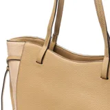 Cartera grande color taupe de PU (cuero sintético), con asas dobles, ajuste de tamaño con cintas laterales, cierre superior y forro interior textil con bolsillo interno con cierre.