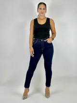 Pantalón de jean chupín color azul oscuro.