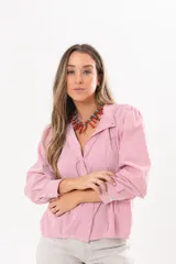 Camisa de manga larga con diseño a rayas rojas y blancas, cuello camisero y cierre frontal con solapa.