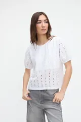 Blusa negra de broderie con mangas cortas abullonadas, cuello redondo y calce clásico.