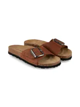 Sandalias de cuero color marrón cognac de la marca Hush Puppies, con tira ancha ajustable mediante una hebilla metálica grande, plantilla anatómica de corcho y suela de goma estriada.