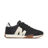 Championes Merrell modelo Sprint Anthem Ltr de estilo retro inspirados en el running de los años 70. Confeccionados en nailon y ante de color negro, cuentan con detalles en color crema como la gran "M" en el lateral. Poseen suela exterior de goma con textura adherente en la puntera y el talón.