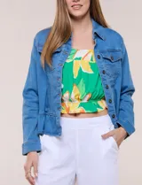 Campera de jean color azul de corte entallado, con cuello camisero, bolsillos frontales con tapa, mangas largas y detalle de faldón peplum en la cintura.