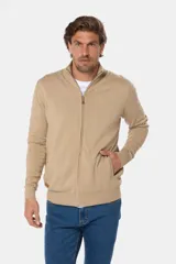 Campera de tejido fino confeccionada en algodón, con cierre frontal completo, cuello alto y puños acanalados.