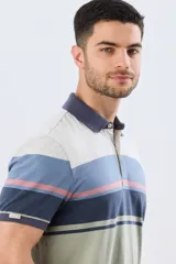 Remera polo de manga corta con diseño a rayas horizontales en tonos beige, celeste, rosado, azul marino y verde. Cuenta con cuello polo y cierre frontal con botones.
