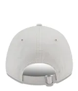 Gorro estilo 9FORTY ajustable de New Era, color beige claro, con el logo entrelazado de los New York Yankees bordado en rojo en el frente y visera curva.