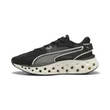 Championes Puma Softride Frequence, color negro con detalles en color arena. Presentan una suela con diseño alveolar distintivo y el logo de la marca en el lateral y la lengüeta.