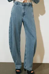 Jeans ZW Collection de tiro alto y diseño balloon leg, color celeste con efecto lavado. Presenta trabillas para cinto, bolsillos laterales ocultos en costura y cierre frontal con cremallera y botón metálico.
