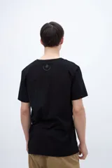 Remera azul marino de manga corta con cuello redondo. Presenta una estampa frontal con las palabras "LIFE RHYTHM PUNCH AWAKE" en tonos azules y rojos, y una estrella dorada.