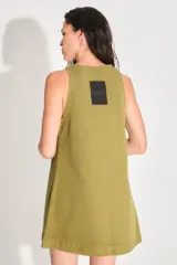 Vestido corto de gabardina color verde oliva, con escote cerrado y silueta amplia.