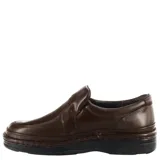 Mocasín de hombre color negro, estilo slip-on, confeccionado en cuero liso con elástico en el empeine para ajuste. Presenta una suela gruesa y texturizada de goma negra.