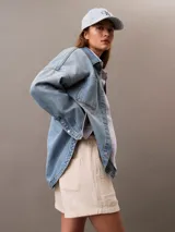 Short color crema de tejido doble de algodón y viscosa, con cintura elástica ajustable con cordón, bolsillos laterales y trasero, y logo bordado.