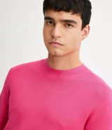 Suéter de viscosa texturizada color fucsia, de corte slim, cuello redondo y mangas largas con puños ajustados.