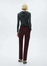 Pantalon de vestir de corte recto y tiro medio, confeccionado en tejido con diseño de raya diplomática. Cuenta con cierre oculto de botón, gancho y cremallera, y bolsillos de ribete en la parte posterior.