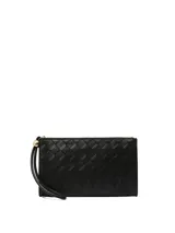 Cartera pequeña de mano color negro, confeccionada en piel sintética trenzada, con cierre superior de cremallera y correa de muñeca integrada con detalle metálico dorado.