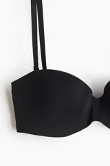 Soutien balconette de microfibra color negro, con copas acolchadas y aros que realzan y moldean el busto. Cuenta con varillas laterales y cierre de corchetes en la espalda.
