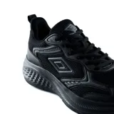 Championes deportivos Umbro Rusk color negro, con diseño de malla transpirable y detalles en material sintético, ideales para running y entrenamiento.