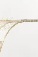 Tanga de tiro medio confeccionado en encaje suave con detalles de bordados florales a tono y cintura elástica.