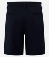 Bermuda recta azul marino confeccionada en sarga con tecnología que reduce las arrugas, seca rápido y ofrece mayor elasticidad.