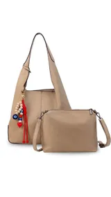 Cartera tipo hobo de cuero sintético color suela, con interior espacioso y costuras decorativas frontales. Incluye asa de hombro fija, monedero rectangular colgante a juego y un llavero amuleto con cuentas de madera, ojos turcos y detalles en rojo.