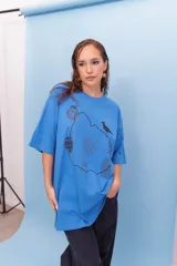 Remeron de algodón blanco con estampa central en negro que representa el mapa de Uruguay con diversos símbolos nacionales como el sol, el escudo, un mate y el hornero.