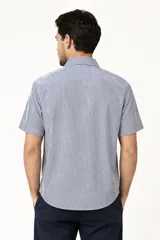 Camisa de manga corta con estampado de rayas verticales en tonos azul y blanco, cuello camisero abierto y un bolsillo aplicado en el pecho.