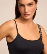 Musculosa negra de tirantes finos, confeccionada en poliamida y elastano.
