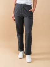 Pantalón deportivo gris oscuro, de corte recto y cintura con cordón ajustable.