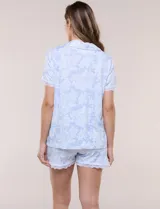 Set de pijama de dos piezas celeste con estampado floral blanco, compuesto por una camisa de manga corta abotonada con cuello solapa y un short con elástico en la cintura y detalle de encaje.