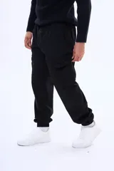 Pantalón cargo de gabardina color negro, con bolsillos laterales tipo cargo, cintura elástica con cordón ajustable y puños elásticos en los tobillos.