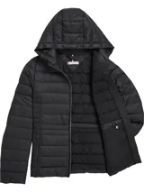 Campera puffer negra con capucha, cierre frontal con cremallera, bolsillos laterales y logo de Tommy Hilfiger en el pecho.