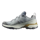 Championes de trekking Salomon X Ultra 360, de color negro y gris, con sistema de ajuste rápido de cordones Quicklace, suela Contagrip y tecnología Advanced Chassis para mayor estabilidad y protección en senderismo.