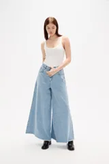 Pantalon de jean azul de corte ancho y tiro alto, con ruedo deshilachado.