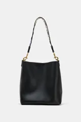 Bolso de hombro formato saca de color negro, con cierre mediante clip metálico y un compartimento interior extraíble con cremallera. Incluye un asa de hombro con diseño estampado y detalles metálicos dorados.