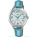 Reloj Casio para mujer con caja de acero inoxidable plateada y correa de cuero celeste. La esfera blanca presenta un diseño de rayas verticales con números y agujas en color turquesa. Cuenta con cristal mineral y resistencia al agua de 50 metros.