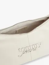 Cartera de hombro Tommy Jeans de color blanco con acabado granulado, cierre de cremallera y logo metálico plateado en el frente.