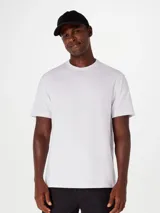 Camiseta marrón de corte recto y mangas cortas.