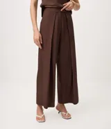 Pantalón sastrero wide leg color marrón, con diseño de perneras amplias, tiro alto y pinzas delanteras.