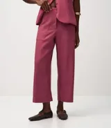 Pantalón de mujer estilo pantacourt (largo a media pierna) color fucsia/rosado, confeccionado en viscolino (mezcla de viscosa y lino). Presenta cierre tradicional y bolsillos.